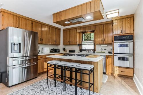 Dapur atau dapur kecil di Enchanting Historic Home near West Point Beacon