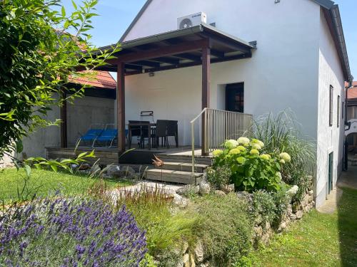 a house with a porch and a patio at Ferienhaus beim Turm in Breitenbrunn