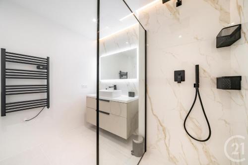 une salle de bain avec douche et lavabo dans l'établissement Modern Appartment, Central, 10 Min Walk to Beach, à Vallauris