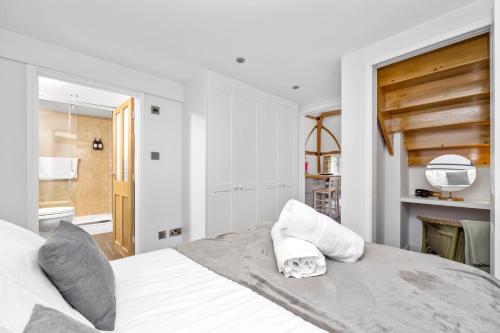 Katil atau katil-katil dalam bilik di The Barn at Stoaches by Huluki Sussex Stays