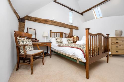 Katil atau katil-katil dalam bilik di The Barn at Stoaches by Huluki Sussex Stays