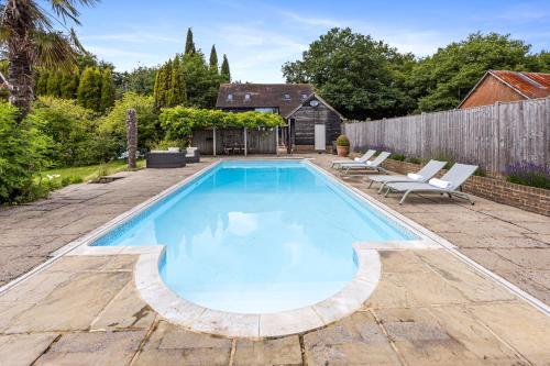 Kolam renang di atau dekat dengan The Barn at Stoaches by Huluki Sussex Stays
