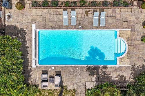 Kolam renang di atau dekat dengan The Barn at Stoaches by Huluki Sussex Stays