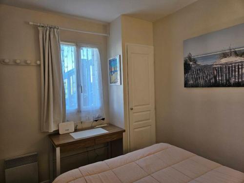 une chambre avec un lit et une fenêtre dans l'établissement O Fil de l'eau Deauville piscine chauffée, à Deauville