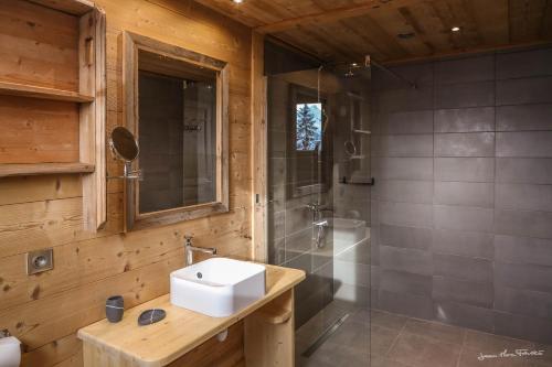 une salle de bain avec un lavabo et une douche dans l'établissement Les Chalets-Hôtel de la Croix-Fry, à Manigod