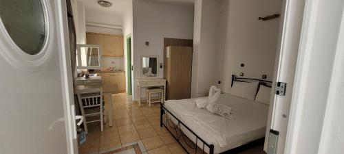 a small bedroom with a bed and a kitchen at Villa Maria in Kokkari