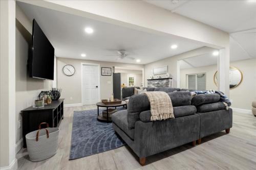 Μια τηλεόραση ή/και κέντρο ψυχαγωγίας στο Park- Entire Home Sleeps 21