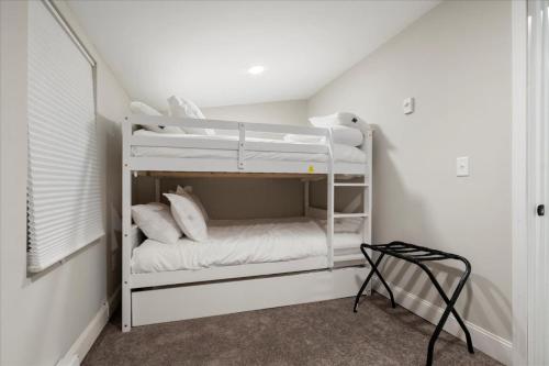 Ένα ή περισσότερα κρεβάτια σε δωμάτιο στο Park- Entire Home Sleeps 21