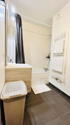 une salle de bain avec une baignoire, un lavabo et des toilettes dans l'établissement Riviera Suite - Spacieux T3 - 5 min du métro- Paris centre à 10min, à Asnières-sur-Seine