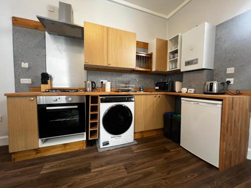Kuchyň nebo kuchyňský kout v ubytování Ground Floor City Centre Apartment - Sky Sports & TNT Sports - Superfast WiFi - 3 beds - 2pm Check in - Long Stays Welcome
