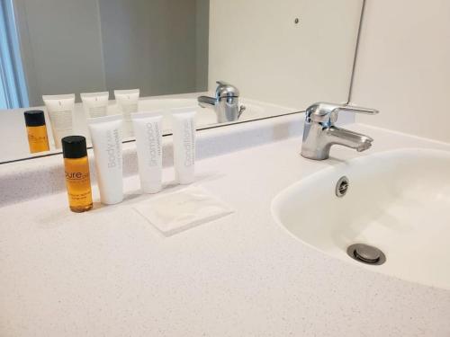 Koupelna v ubytování F3 Cosy avec Parking, Wifi Fibre - Centre-ville, Face ESSEC, Proche Gare et Commerces