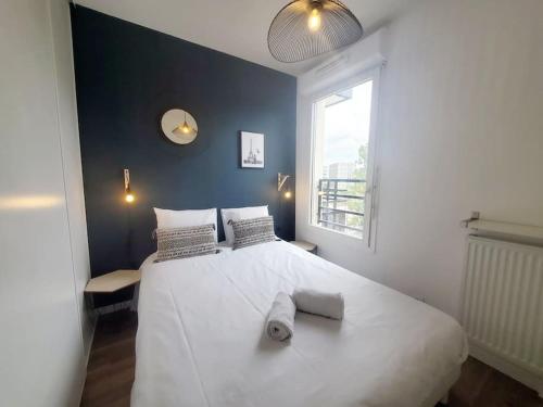 Postel nebo postele na pokoji v ubytování F3 Cosy avec Parking, Wifi Fibre - Centre-ville, Face ESSEC, Proche Gare et Commerces