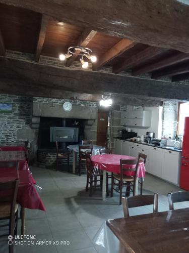 une cuisine et une salle à manger avec une table et des chaises dans l'établissement Le Marquis De La Guintre, à Courtils