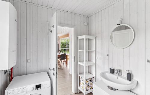 a bathroom with a sink and a washing machine at Two-Bedroom Holiday Home In Zerpenschleuse in Zerpenschleuse