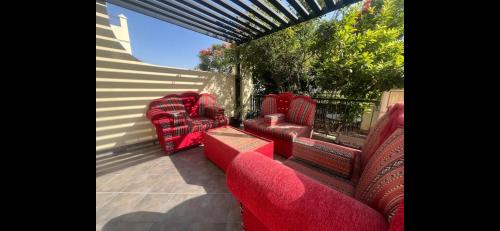 Ruang duduk di Spacious, Cozy Villa with Pool Access