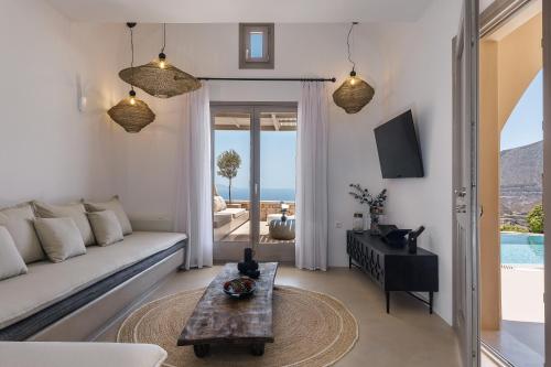 TV a/nebo společenská místnost v ubytování Eolia Luxury Villas