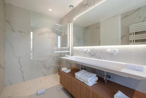 un bagno con lavandino e specchio di Villa Neuve, proche Monaco a Roquebrune-Cap-Martin