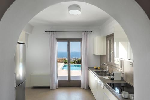Kuchyň nebo kuchyňský kout v ubytování Eolia Luxury Villas