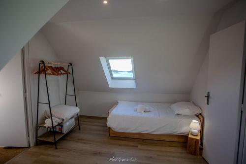 - une chambre avec un lit, une échelle et une fenêtre dans l'établissement Les Bambous de Bugueles, à Penvénan