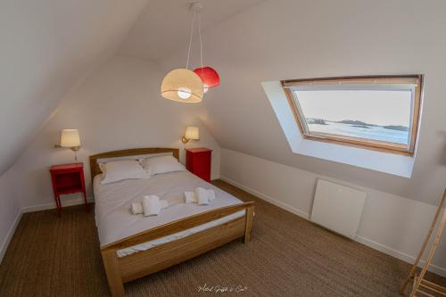 une chambre avec un lit et une fenêtre dans l'établissement Les Bambous de Bugueles, à Penvénan