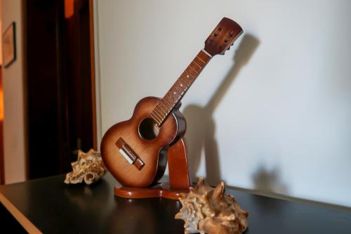 a guitar sitting on top of a table at O Jardim do Vinho, AC in Praia