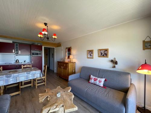 un salon avec un canapé et une table dans l'établissement Homency - Résidence Signal A1, à L'Alpe-d'Huez