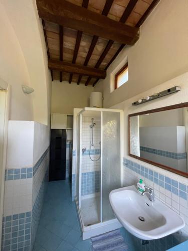 une salle de bain avec un lavabo et une douche dans l'établissement Casa Ennio a Le Grotte - Relax totale tra mare e campagna, à Portoferraio