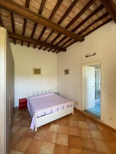 une chambre avec un lit et un plafond en bois dans l'établissement Casa Ennio a Le Grotte - Relax totale tra mare e campagna, à Portoferraio