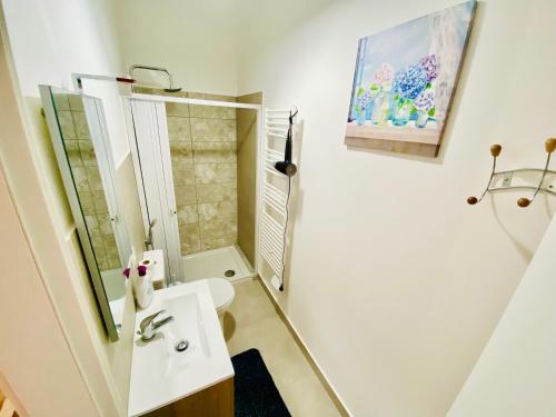 un baño con lavabo y ducha en La Casetta Marconi, en Siracusa