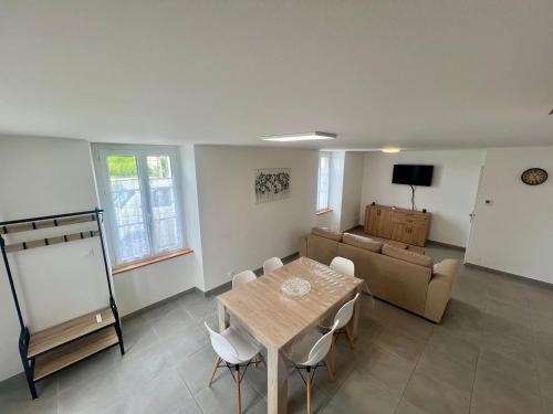 Photo de la galerie de l'établissement La Futuropolis : Maison avec studio indépendant, à Jaunay-Clan