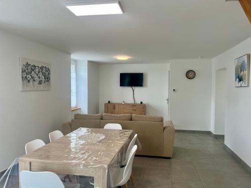 Photo de la galerie de l'établissement La Futuropolis : Maison avec studio indépendant, à Jaunay-Clan