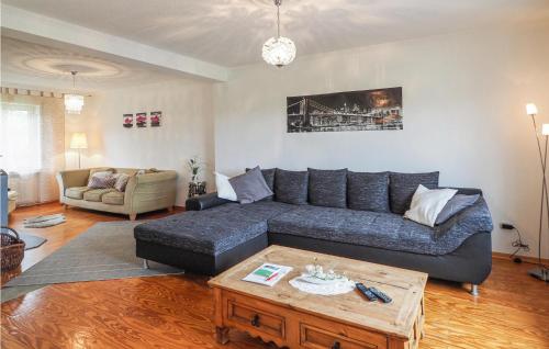 Χώρος καθιστικού στο 3 Bedroom Nice Apartment In Grenderich