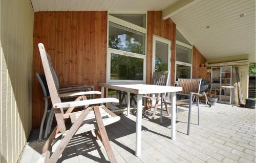 a table and chairs sitting on a patio at Holiday Home Øreflak Ebeltoft Vi in Ebeltoft