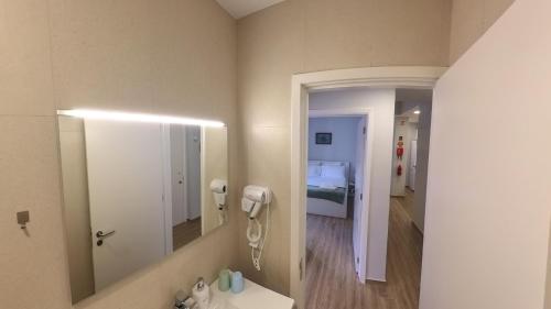 Postel nebo postele na pokoji v ubytování Machico Heart Suites