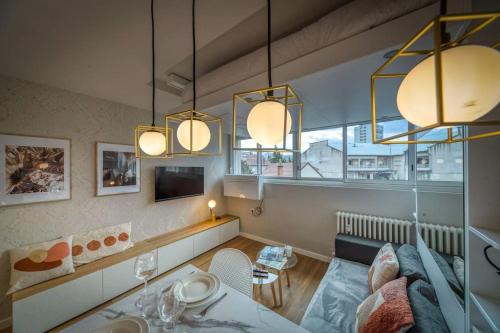 - un salon avec un canapé, une table et des lumières dans l'établissement R'Apparts Studio Le Luxury N3, à Grenoble