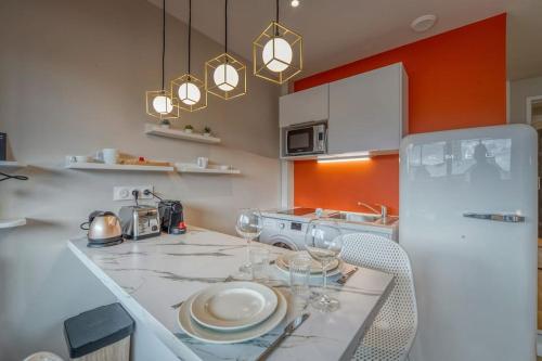 Η κουζίνα ή μικρή κουζίνα στο R'Apparts Studio Le Luxury N3