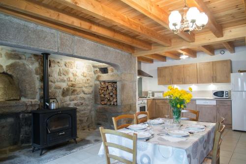 - une salle à manger avec une table et une cuisinière dans l'établissement Gîte Gîte Le Pré de Chabanettes 6/8 personnes, à Termes