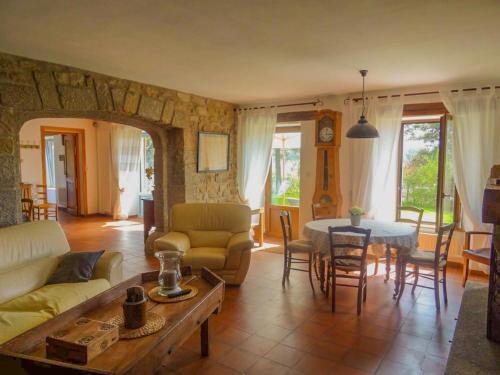 un salon avec un canapé et une table dans l'établissement Le pradel, gites de france a termes, à Termes