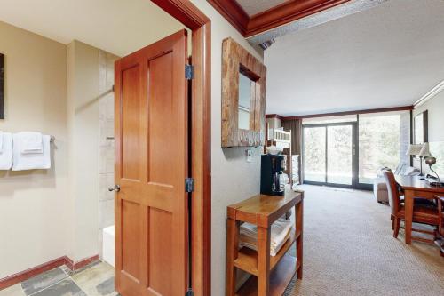 Kuchyň nebo kuchyňský kout v ubytování Resort at Squaw Creek's 126