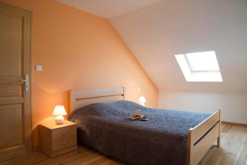 a bedroom with a bed and two lamps and a window at Gîte Gîte La Grange de Chabanettes 3/6 personnes in Termes