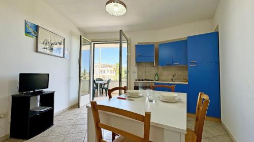 A kitchen or kitchenette at Appartamento LUNGOLAGO by Salento Affitti
