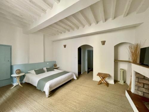 - une chambre avec un grand lit et une cheminée dans l'établissement La Villageoise, à Aups