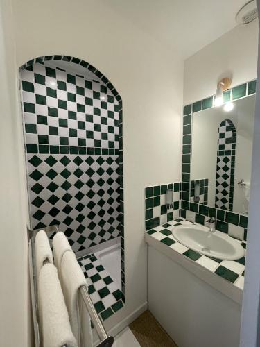 une salle de bain avec un lavabo et un miroir dans l'établissement La Villageoise, à Aups