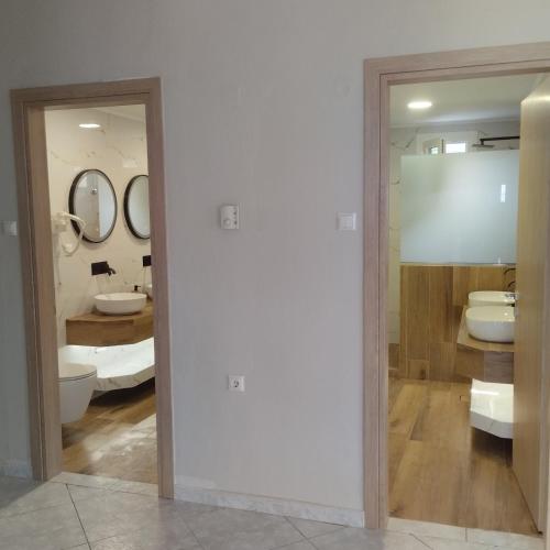 Bilik mandi di Εolia Central Apartments