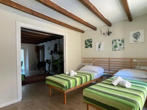 una camera da letto con due letti e un corridoio di Dimora Romantica apartment a Bellagio