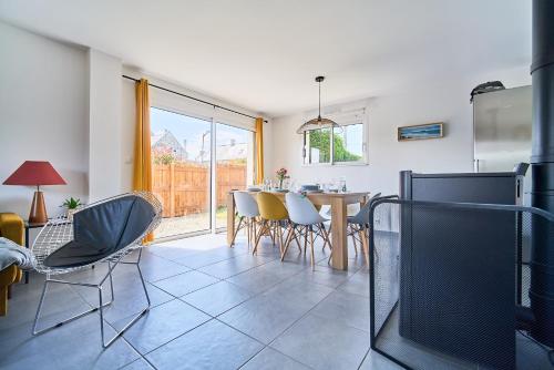 une cuisine et une salle à manger avec une table et des chaises dans l'établissement Charmante maison moderne à deux pas de la mer !, à Lancieux