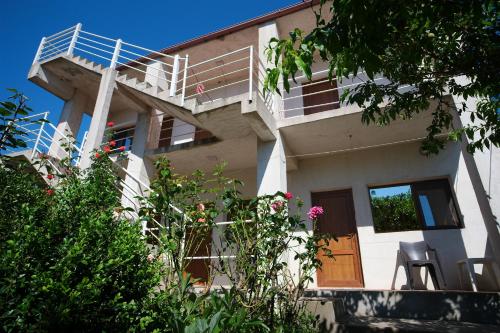 Casa con escalera y balcón en Casa Ramia, en Vama Veche