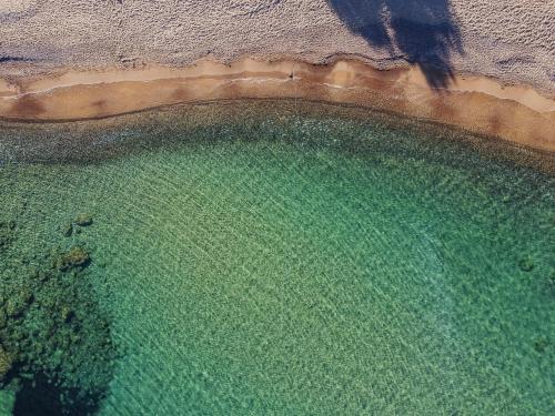 an aerial view of a pool of water on the beach at Villas Maher Two in Vasilítsion