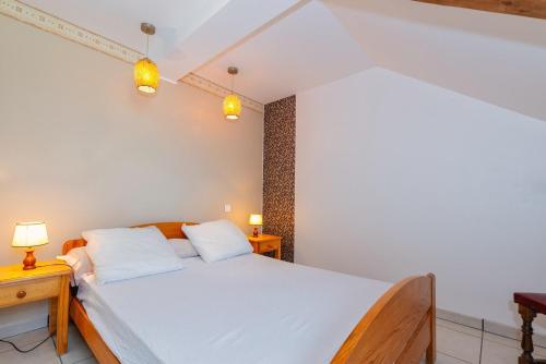 Ένα ή περισσότερα κρεβάτια σε δωμάτιο στο Gîte La Maison de Marie 6/8 personnes