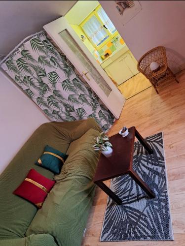 - un canapé installé au sol dans le salon dans l'établissement Charmant chàlet douillet et cosy, à Vigneux-sur-Seine